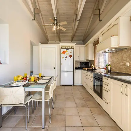 Anemos Lakithra Willa